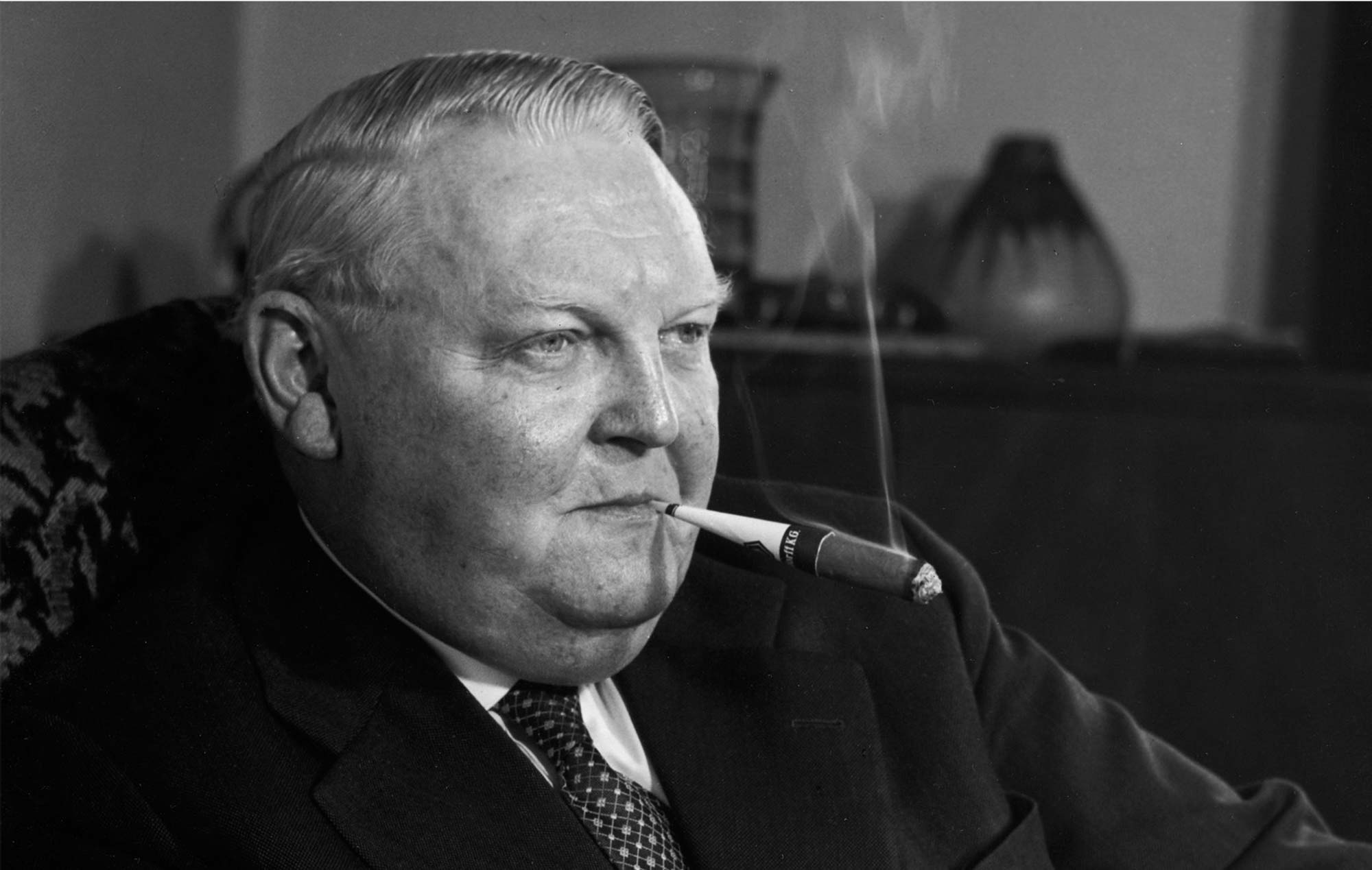 Ludwig Erhard raucht eine Zigarre von Handelsgold